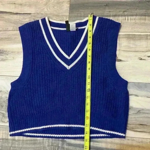 H&M Divided pullover sweater tank size medium blue and white V-neck - Picture 6 of 6